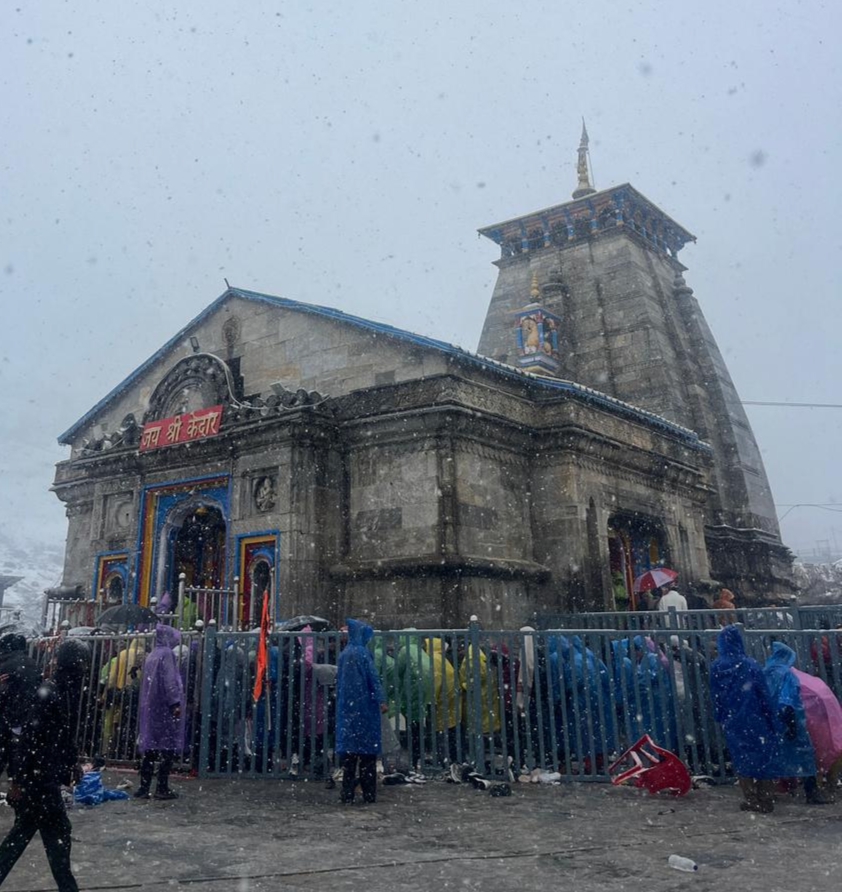 *केदारनाथ धाम में बर्फबारी के बीच अटूट आस्था, पुलिस-प्रशासन की मुस्तैदी से सुगम हो रहे दर्शन