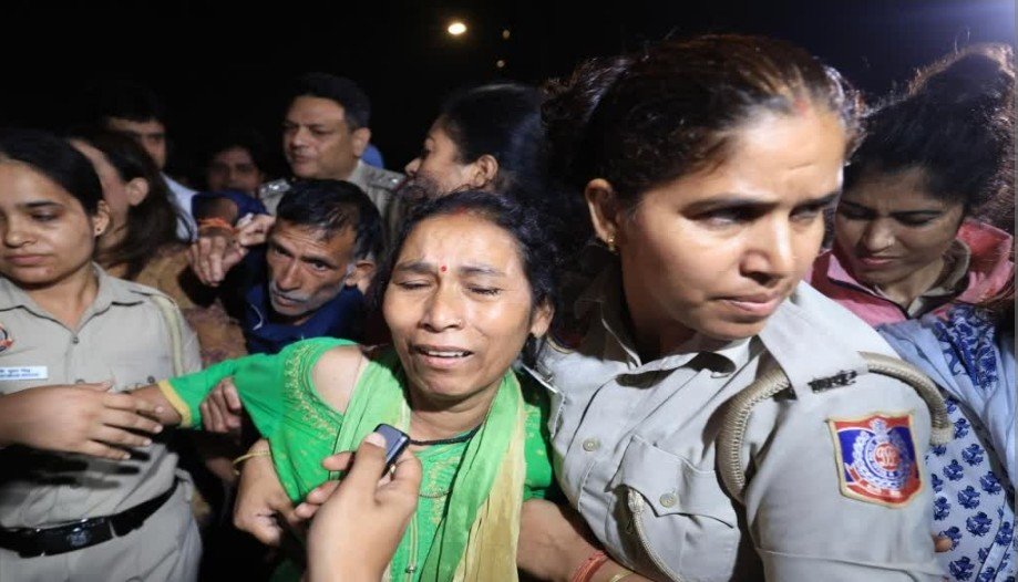 दुष्यंत कुमार गौतम के खिलाफ अंकित भण्डारी के माता-पिता ने इंडिया गेट में किया प्रदर्शन, पुलिस ने जबरन उठाया