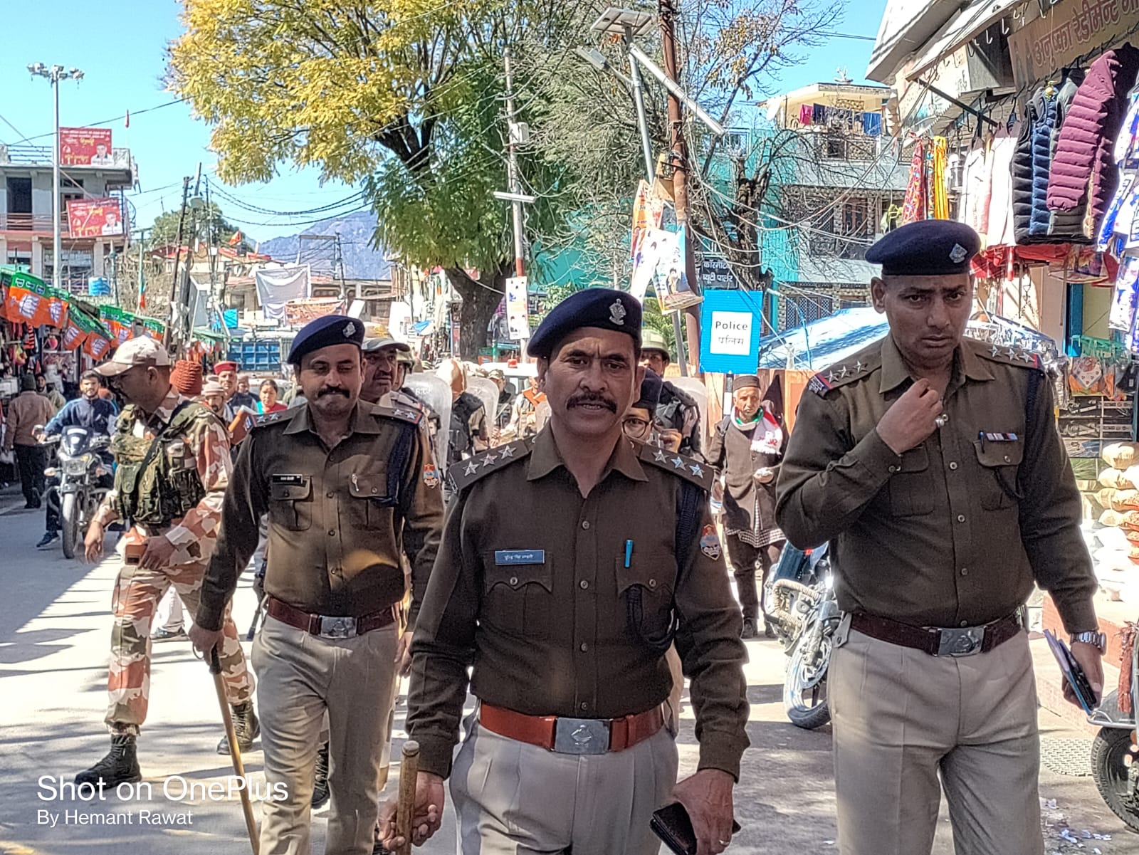 आगामी लोकसभा चुनाव को लेकर उत्तरकाशी पुलिस ने निकाला फ्लैग मार्च