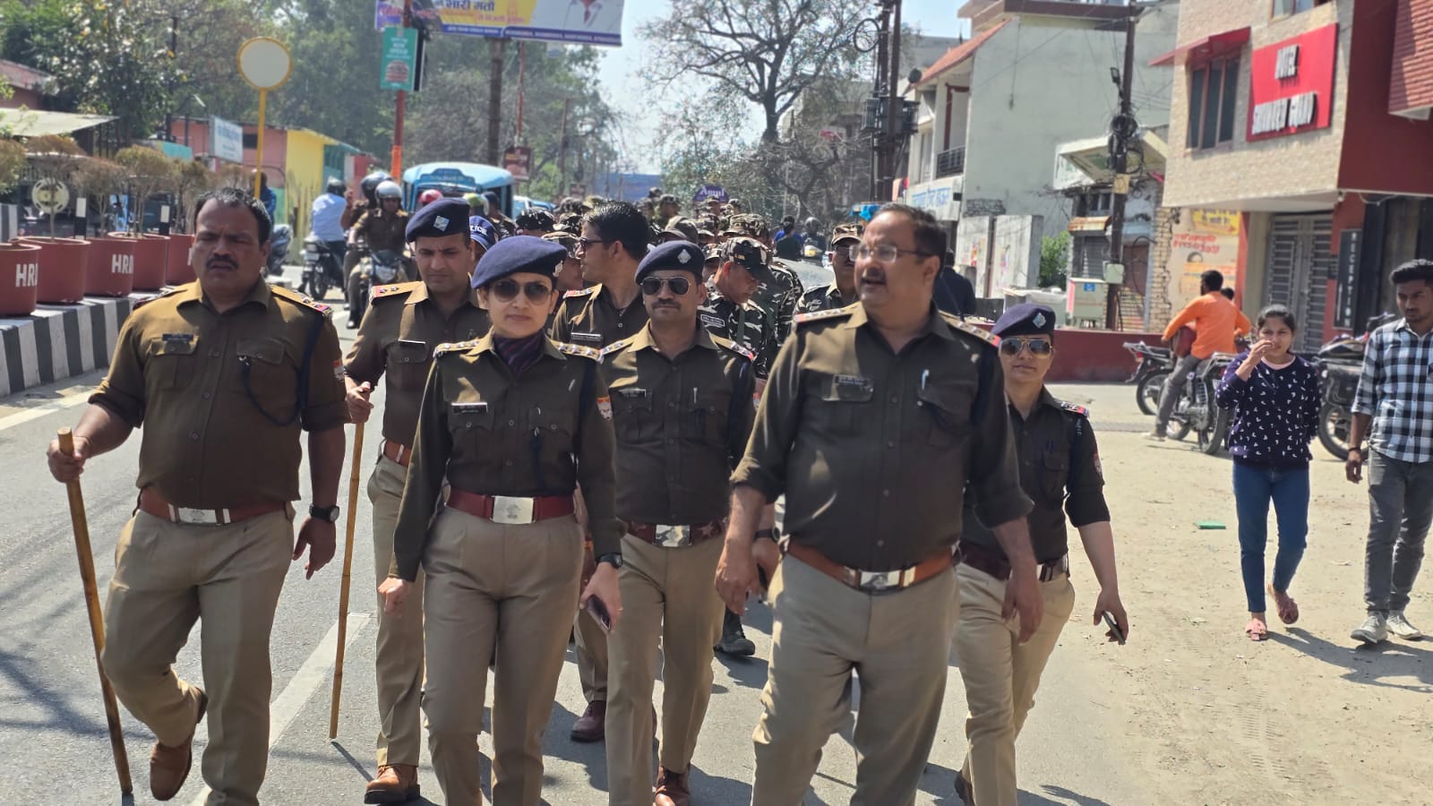 आगामी लोक सभा चुनाव के दृष्टिगत एस0एस0बी0 व पुलिस टीम द्वारा किया गया कोतवाली नगर क्षेत्रान्तर्गत फ्लैग मार्च