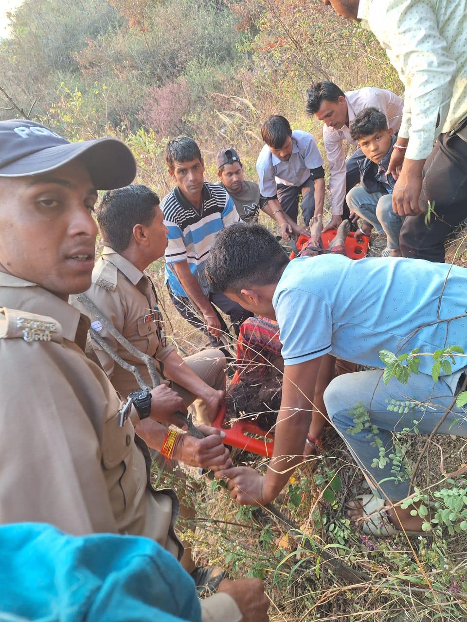 गहरी खाई में गिरी महिला के लिए देवदूत बनी पौड़ी पुलिस, मानवता का निभा रही फ़र्ज़