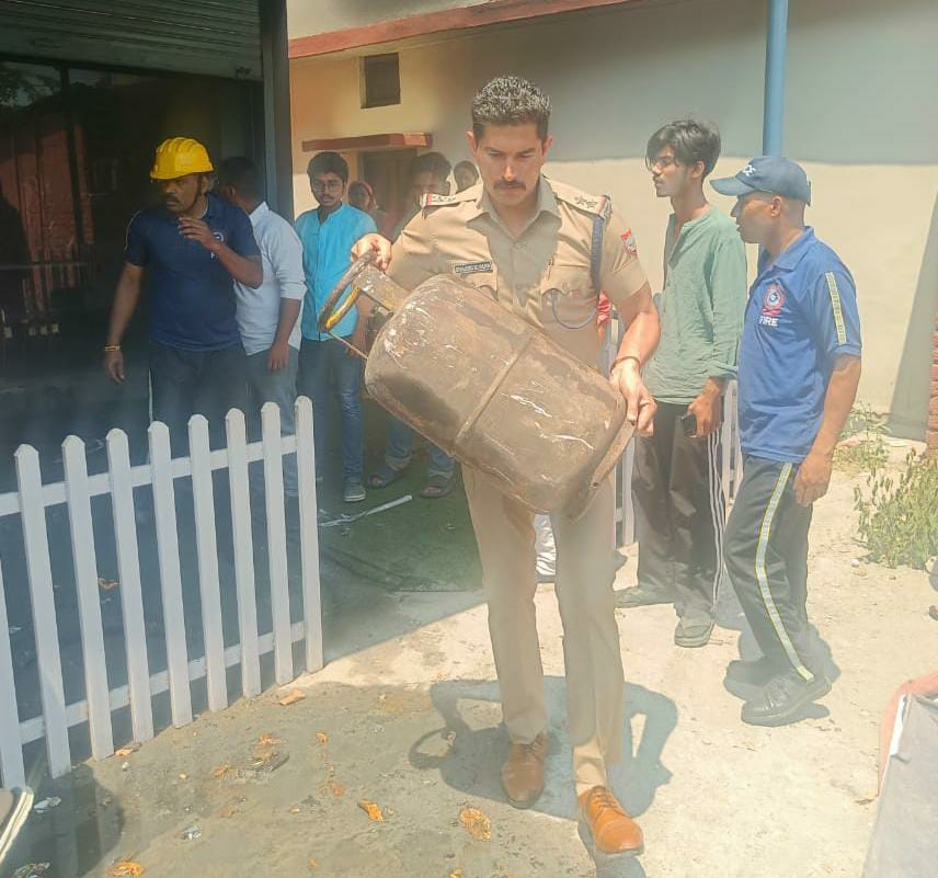 दून पुलिस बनी देवदूत आग से बचाई 3 जिंदगियां