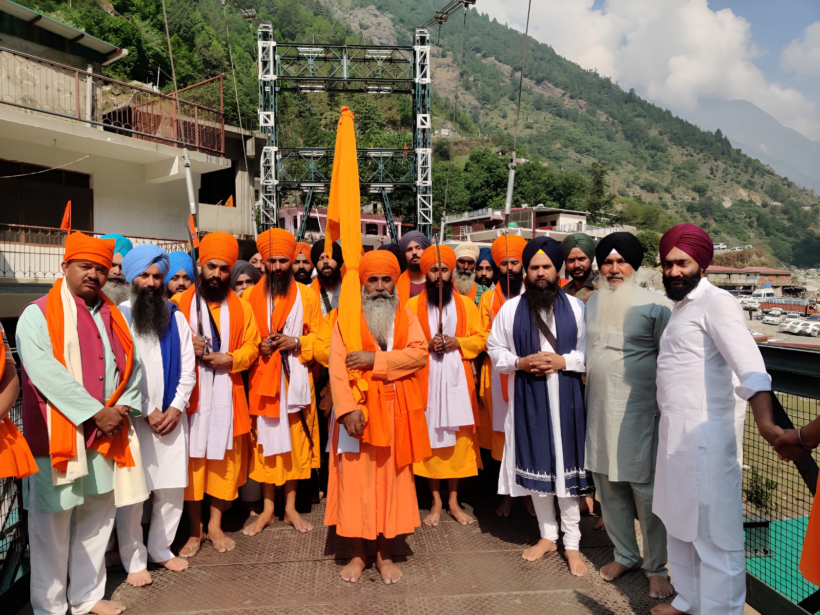 पंचप्यारों की अगुवाई में गाजे बाजे के साथ सिक्ख श्रद्धालुओं का पहला जत्था श्री हेमकुण्ड साहिब के लिए हुआ रवाना