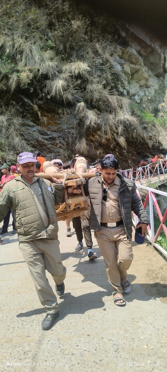 अस्वस्थ वृद्ध को कंधों पर बिठाकर अस्पताल पहुँचाने वाले जवानों का परिजनों ने जताया आभार