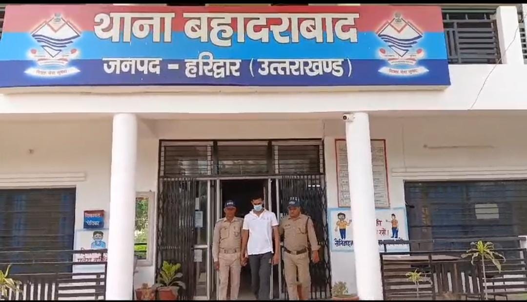 विदेश में पढ़ाई करने के नाम पर ₹10 लाख की ठगी करने वाले अभियुक्त को पुलिस ने किया गिरफ़्तार