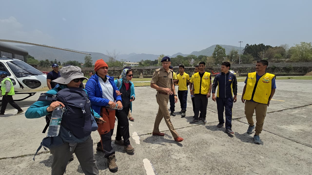 सहस्त्रताल में फंसे ट्रेकर्स में से 8 को एसडीआरएफ ने रेस्क्यू कर पहुँचाया सहस्त्रधारा हेलिपैड,अन्य ट्रेकर्स की तलाश जारी