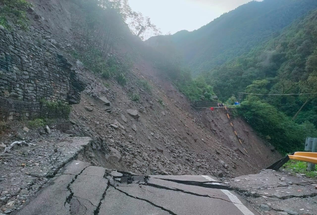 कल देर रात हुई भारी बारिश से केदारनाथ जाने वाले पैदल मार्ग हुए बन्द