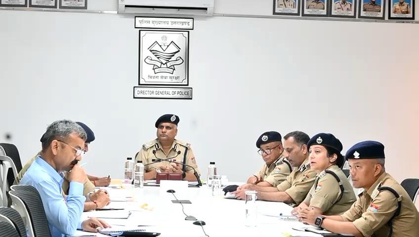 पुलिस महानिदेशक, अपराध एवं कानून द्वारा अधिकारियों के साथ की गई वीडियो कॉन्फ़्रेंसिंग