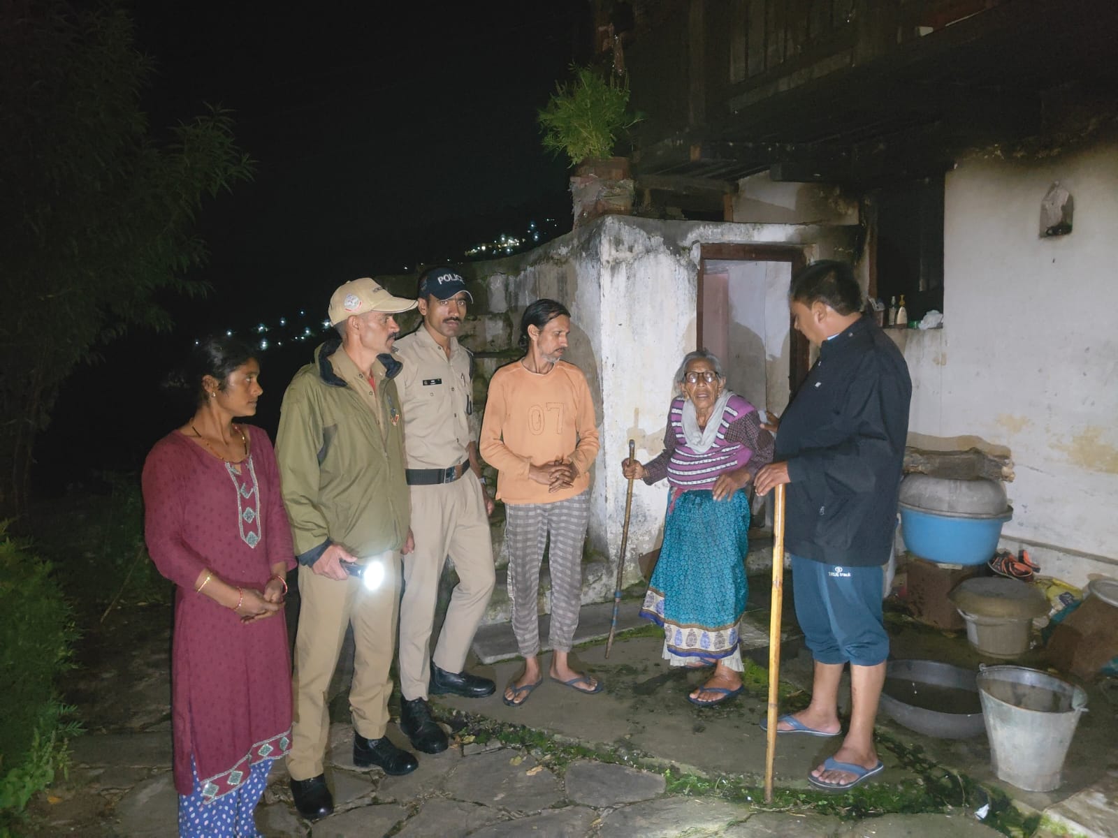 रात्रि में भटक रही 85 वर्षीय बुजुर्ग को सकुशल घर छोड़ निभाया खाकी का फ़र्ज़