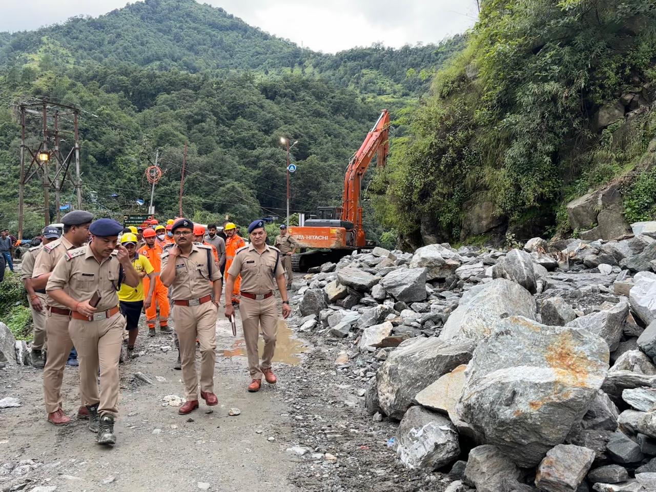 देर रात हुए हादसे के घटना स्थल का एसपी रुद्रप्रयाग ने किया निरीक्षण