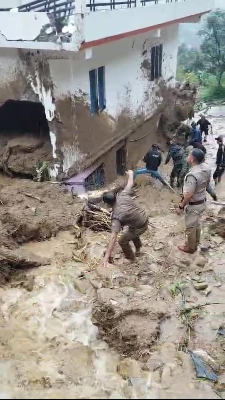 भारी बारिश के चलते ग्राम गढ़कोट में बादल फटने से मलबे में दबकर एक वृद्धा की मौत,परिजनों को रेस्क्यू टीम ने सकुशल किया रेस्क्यू