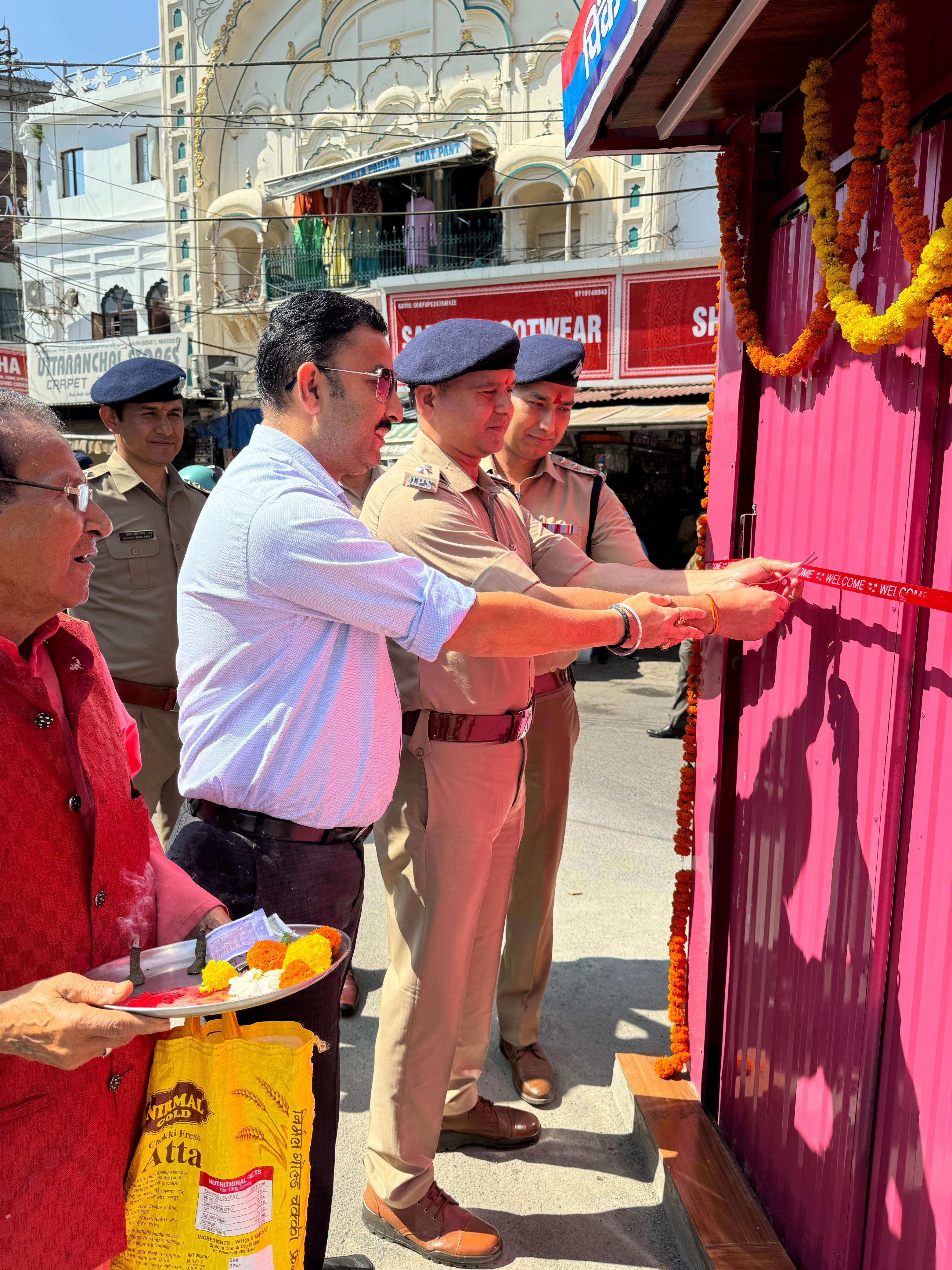 महिलाओं की सुरक्षा व सहायता के लिए पलटन बाज़ार में स्थापित हुआ पिंक बूथ