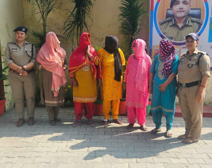 सार्वजनिक स्थान पर अश्लील हरकते करने वाली 05 महिलाओं को पुलिस ने लिया हिरासत में