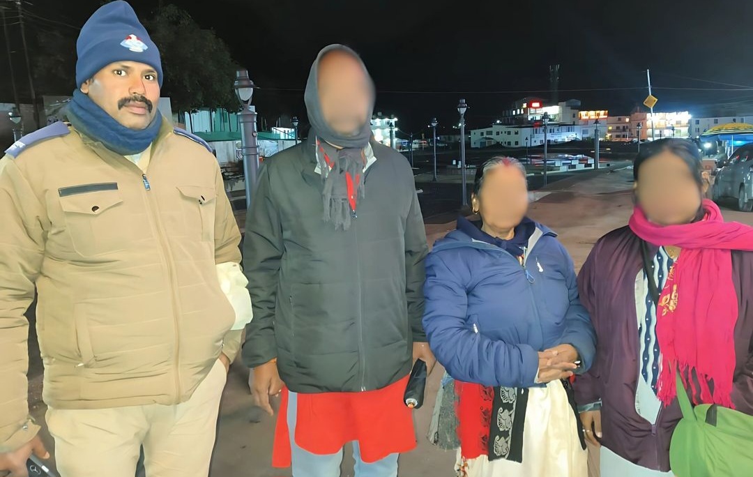 चमोली पुलिस ने दी मानवता की मिसाल बद्रीनाथ धाम में बुजुर्ग महिला को मिलवाया परिवार से