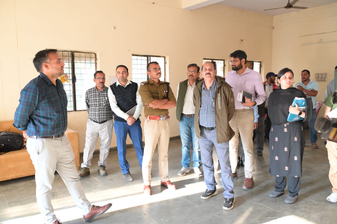 जिला निर्वाचन अधिकारी व पुलिस कप्तान ने जांची स्ट्रांग रूम की सुरक्षा व्यवस्था