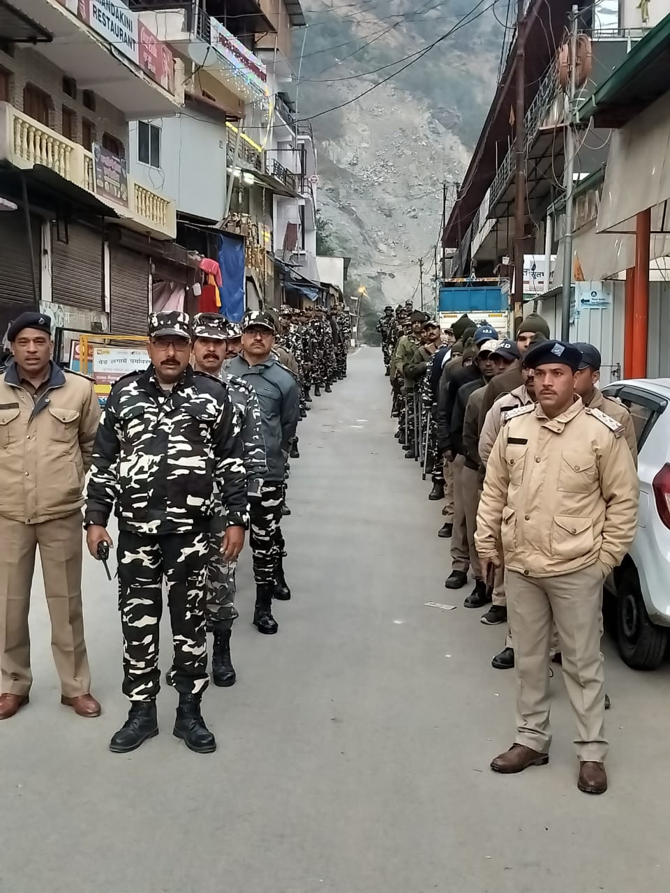 रुद्रप्रयाग पुलिस ने अर्द्धसैनिक बलों के साथ फ्लैगमार्च निकालकर निर्भीक व भयमुक्त उपचुनाव का दिया संदेश