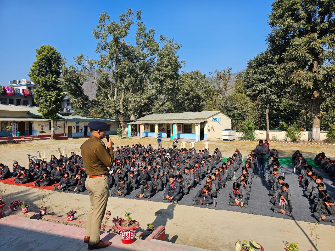 पौड़ी पुलिस ने छात्र-छात्राओं को यातायात नियमों के प्रति किया जागरूक