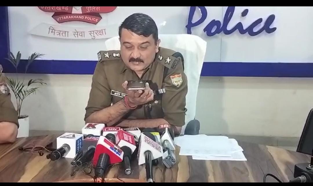 ट्रैफिक रूल्स तोड़ने वाले युवाओं के परिजनों से पुलिस कप्तान ने फ़ोन पर की वार्ता,बच्चो का नियमो के प्रति रवैया का लिया फीडबैक