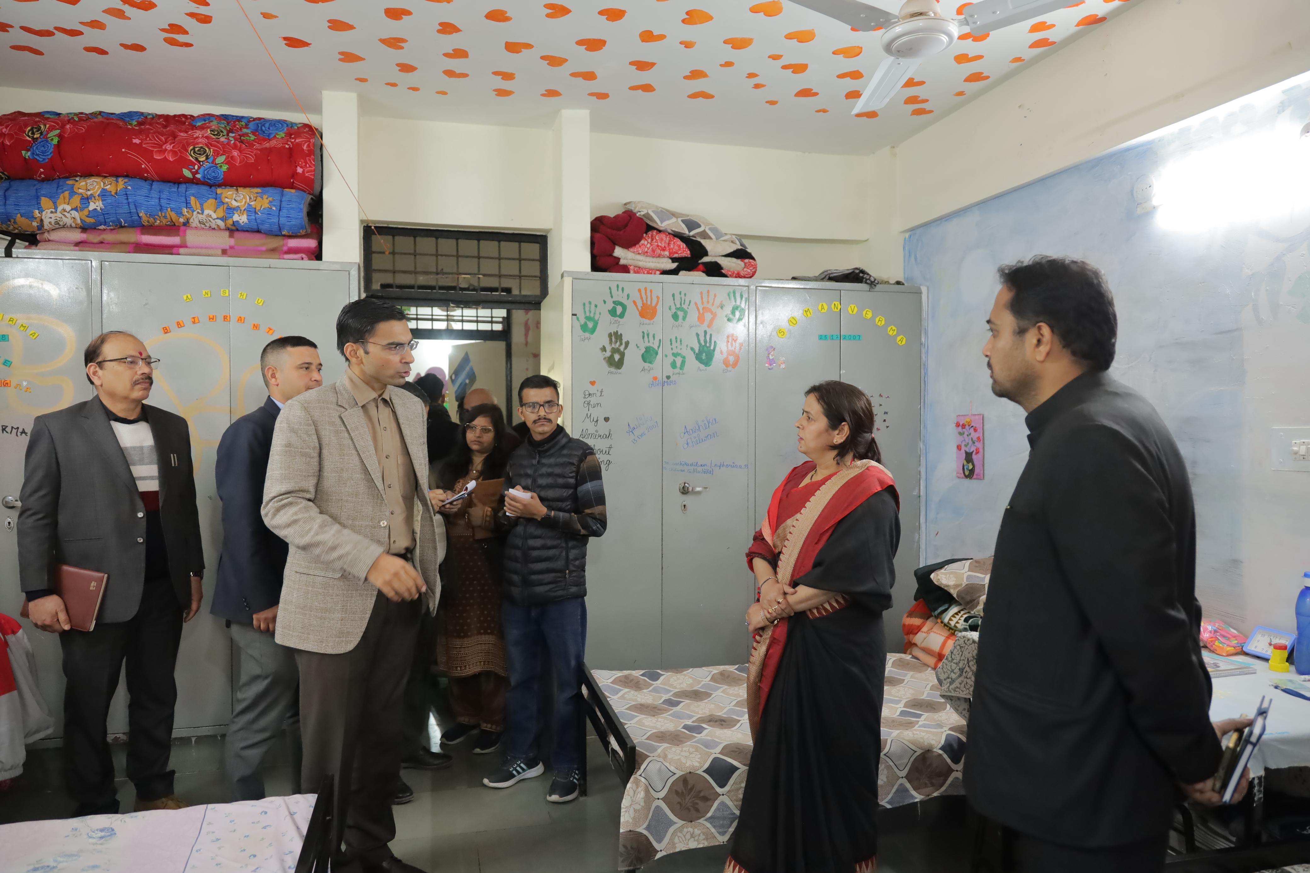 कस्तूरबा नवोदय विद्यालय में छात्रों के बीच पहुँचे डीएम,स्कूल को सीबीएसई बोर्ड में शामिल करने को प्रस्ताव भेजने के दिये निर्देश