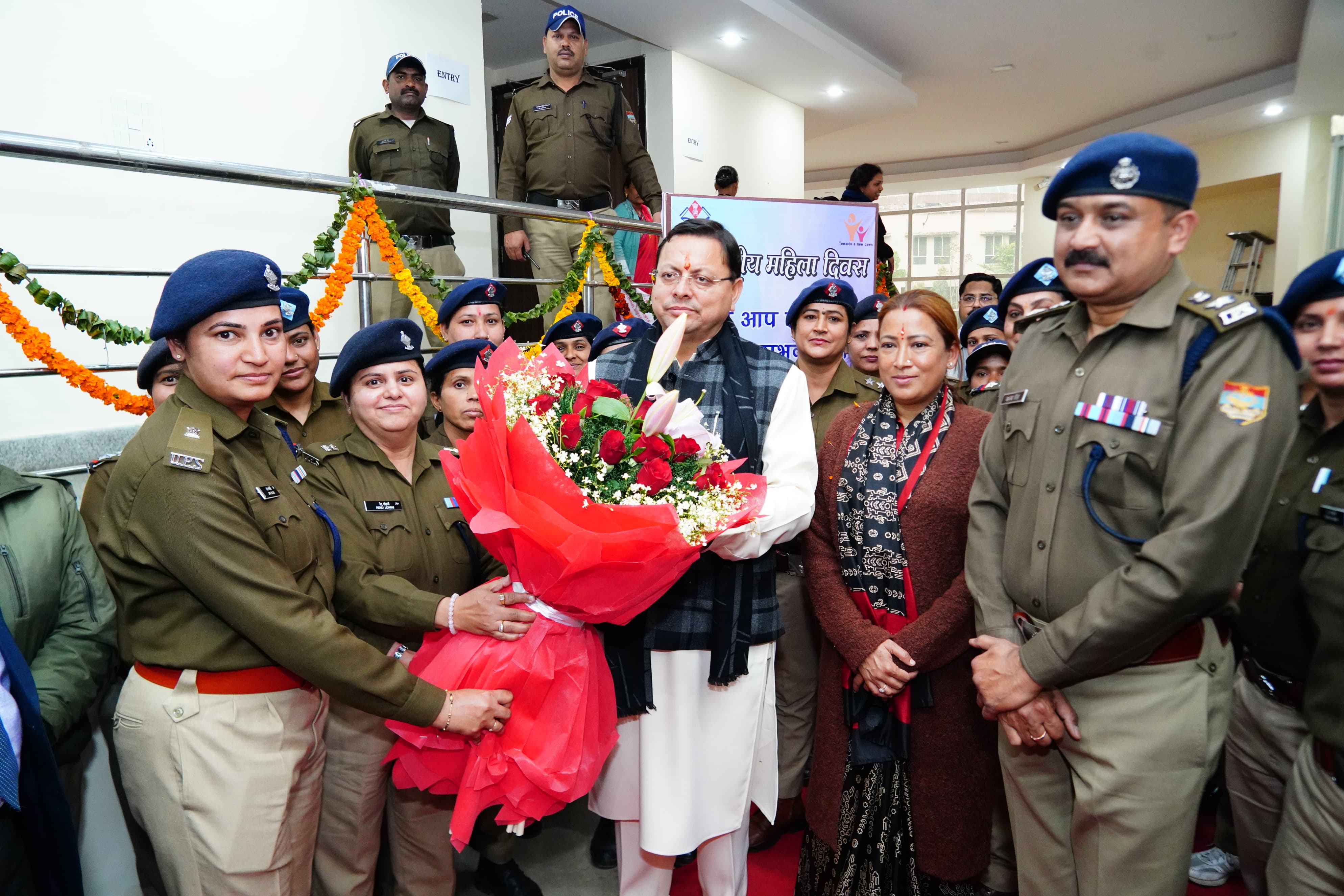 अंतरराष्ट्रीय महिला दिवस पर महिला पुलिस टीम ने सीएम का किया स्वागत सम्मान