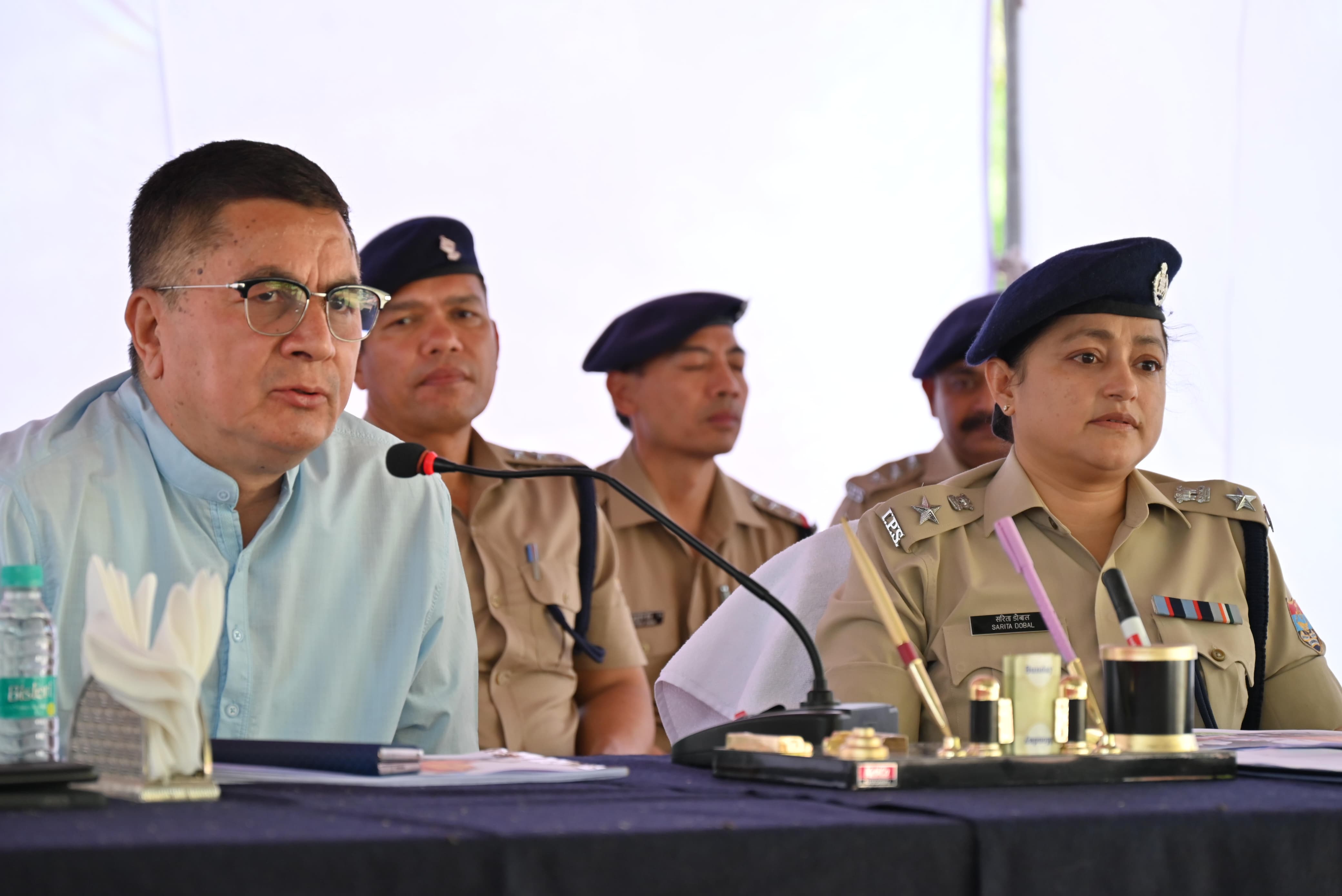 यात्रा ड्यूटी पर नियुक्त फोर्स को डीएम और एसपी उत्तरकाशी ने किया ब्रीफ