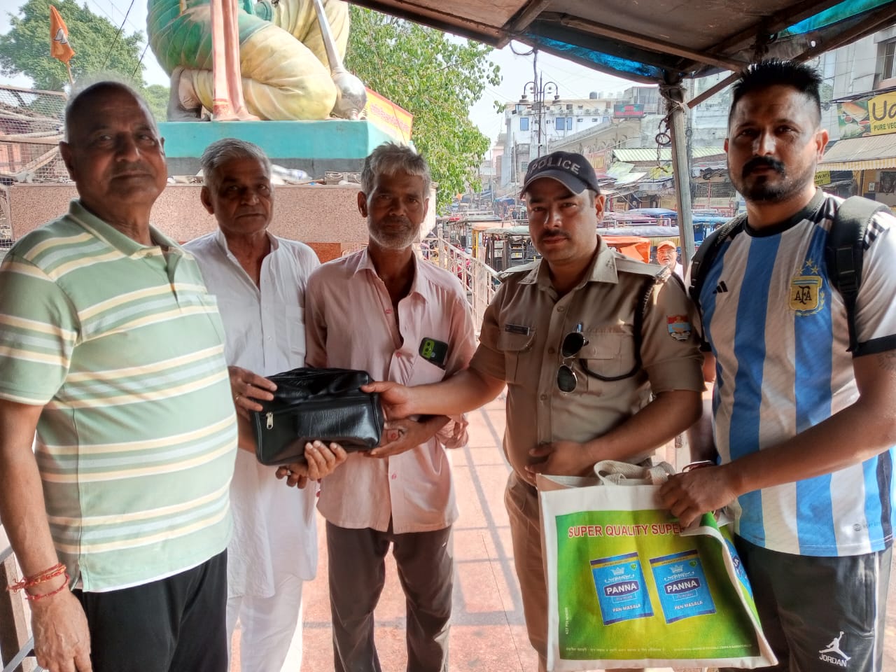 रिक्शा चालक ने पेश की ईमानदारी की मिशाल, पंजाब के यात्रियों का जेवेलरी,नगदी से भरा बैग लौटाया