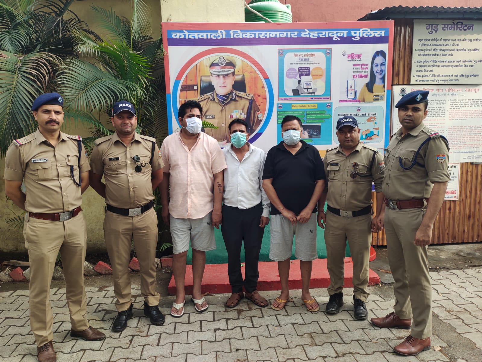 दून पुलिस को मिली बड़ी सफलता दोमुंहे सांप के साथ तीन तस्कर गिरफ्तार