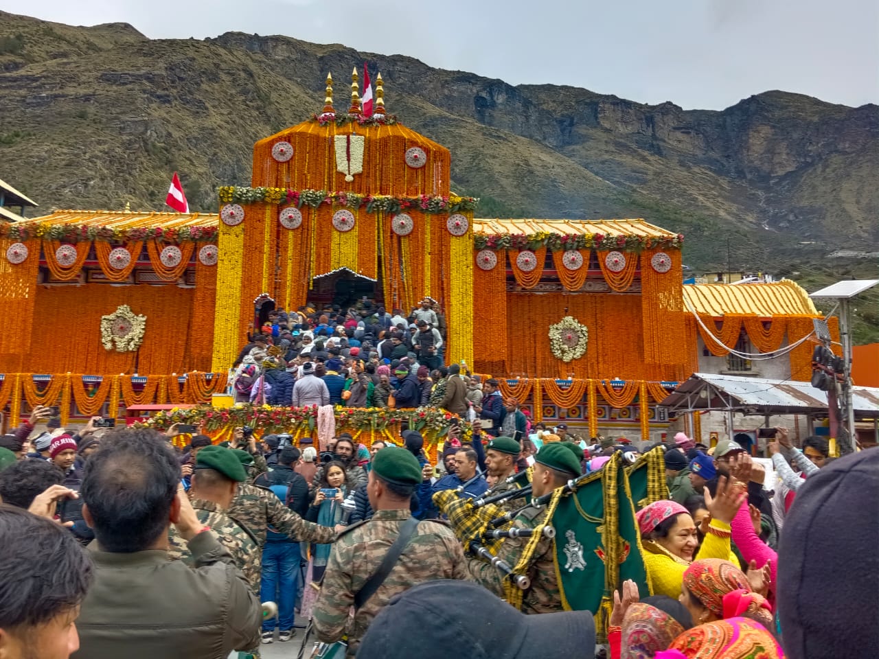 मुख्यमंत्री समेत हज़ारों श्रद्धालुओं के जय बद्री विशाल की गूंज के बीच खुले बद्री विशाल के कपाट
