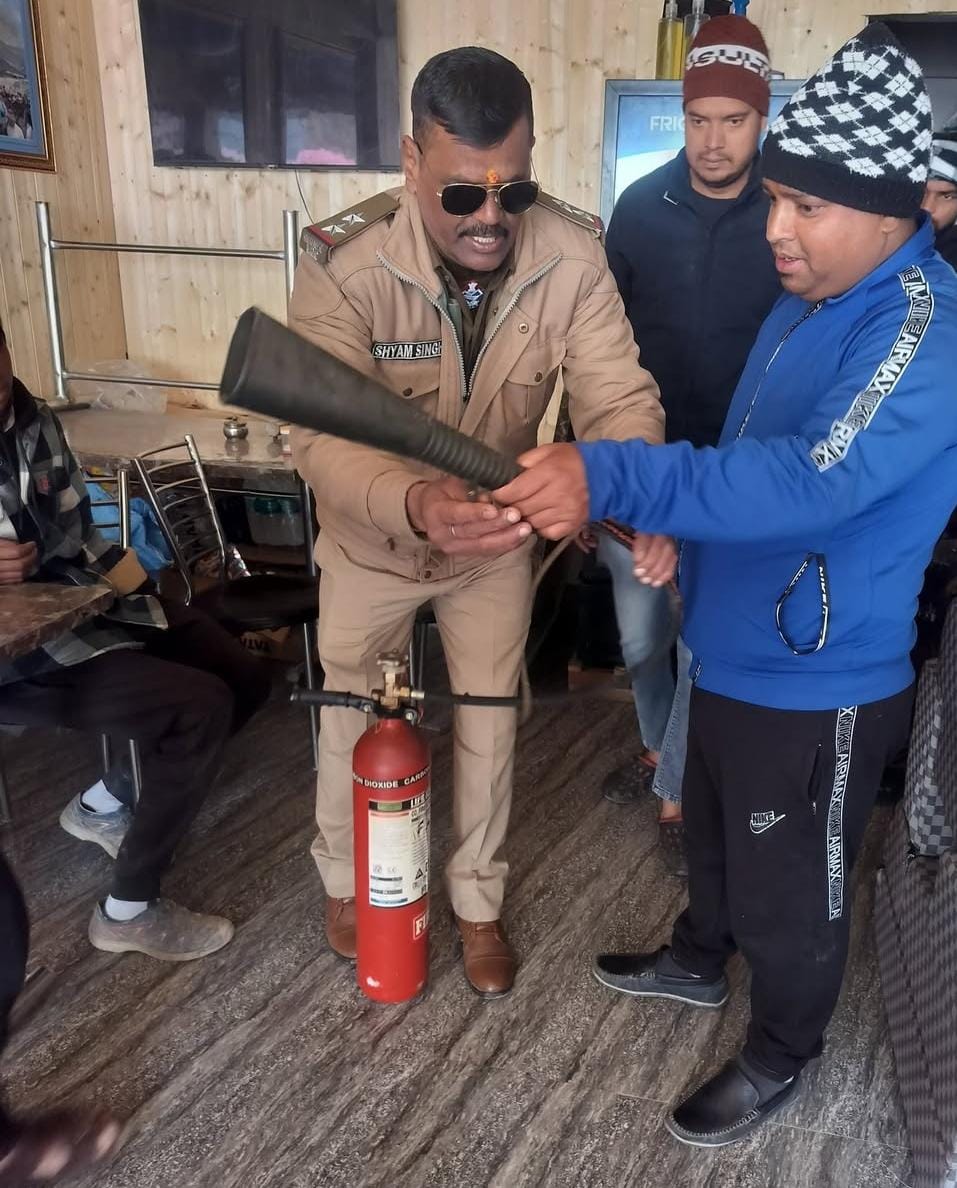 चमोली पुलिस ने बद्रीनाथ धाम में होटल, धर्मशाला व अन्य संस्थानों में किया फायर ऑडिट