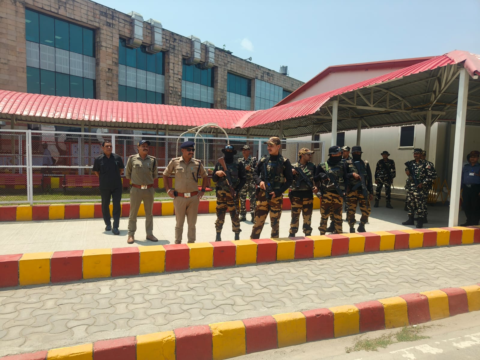 दून पुलिस ने मॉक ड्रिल का किया अभ्यास, महत्वपूर्ण स्थानों पर की चेकिंग

