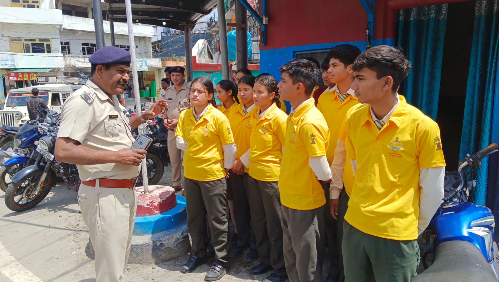 पिथौरागढ़ पुलिस स्कूली छात्र-छात्राओं को पढ़ा रही यातायात नियम