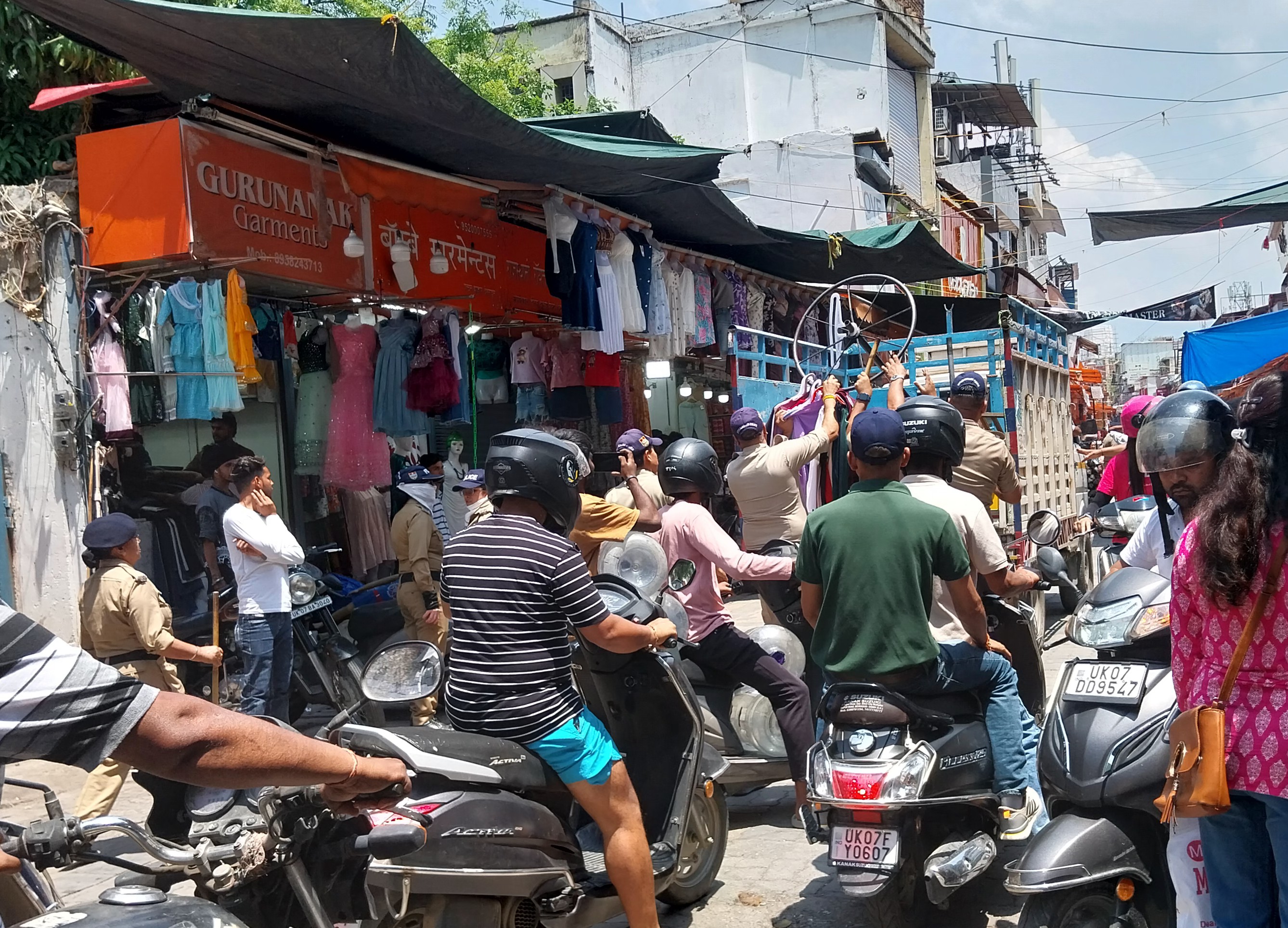 पलटन बाजार में अतिक्रमण के खिलाफ पुलिस की कार्यवाही