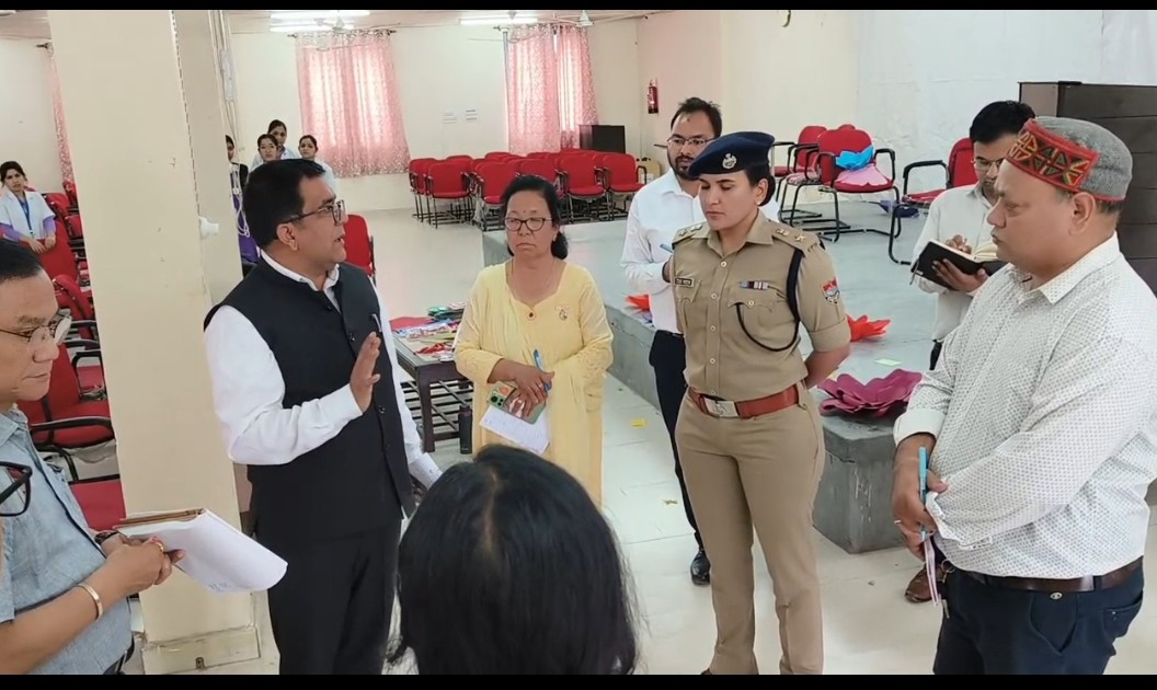डीएम व कप्तान ने जांची अस्पतालों की तैयारी,अस्पतालों को पूर्ण उपलब्धता सहित तैयार रहने को कहा