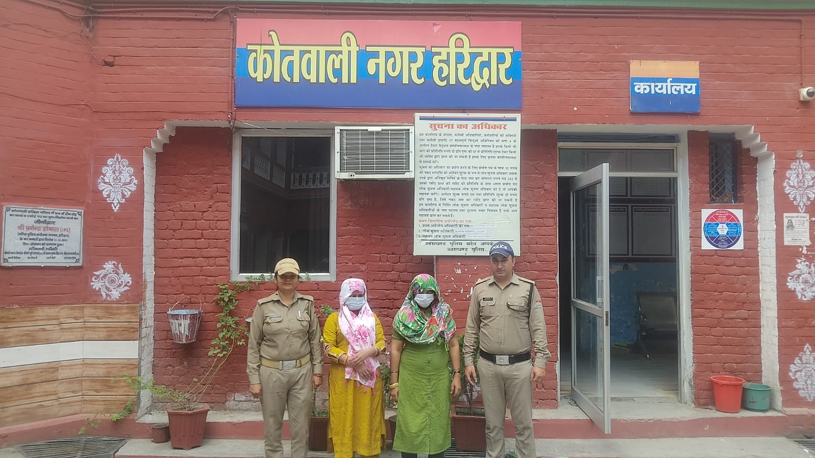 अश्लील इशारे कर वेश्यावृति को बढावा देने वाली महिलाओ पर कार्यवाही