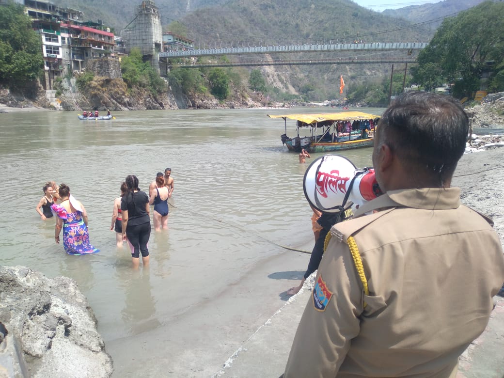 गंगा घाटों पर श्रद्धालुओं की सुरक्षा को तैनात पौड़ी पुलिस