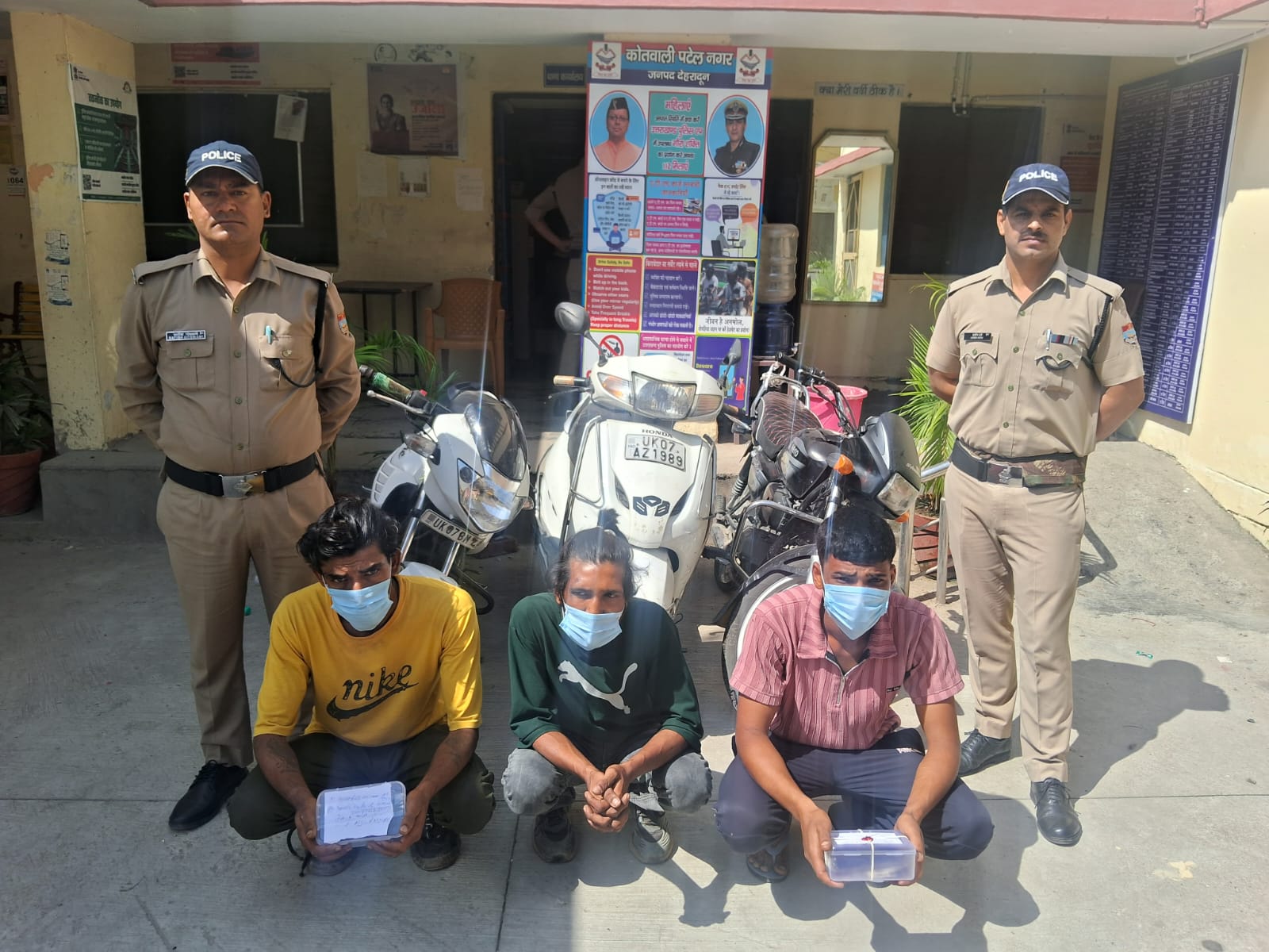स्नेचिंग व चोरी की घटनाओं पर पुलिस ने 3 अभियुक्तों को किया गिरफ्तार