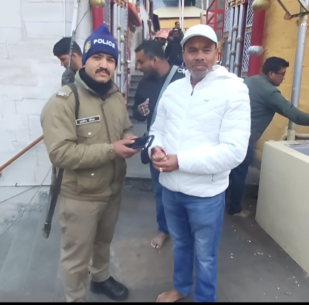 बद्रीनाथ में पुलिस की मुस्तैदी और ईमानदारी दो खोए हुए फोन लौटाकर बिखेरी मुस्कान