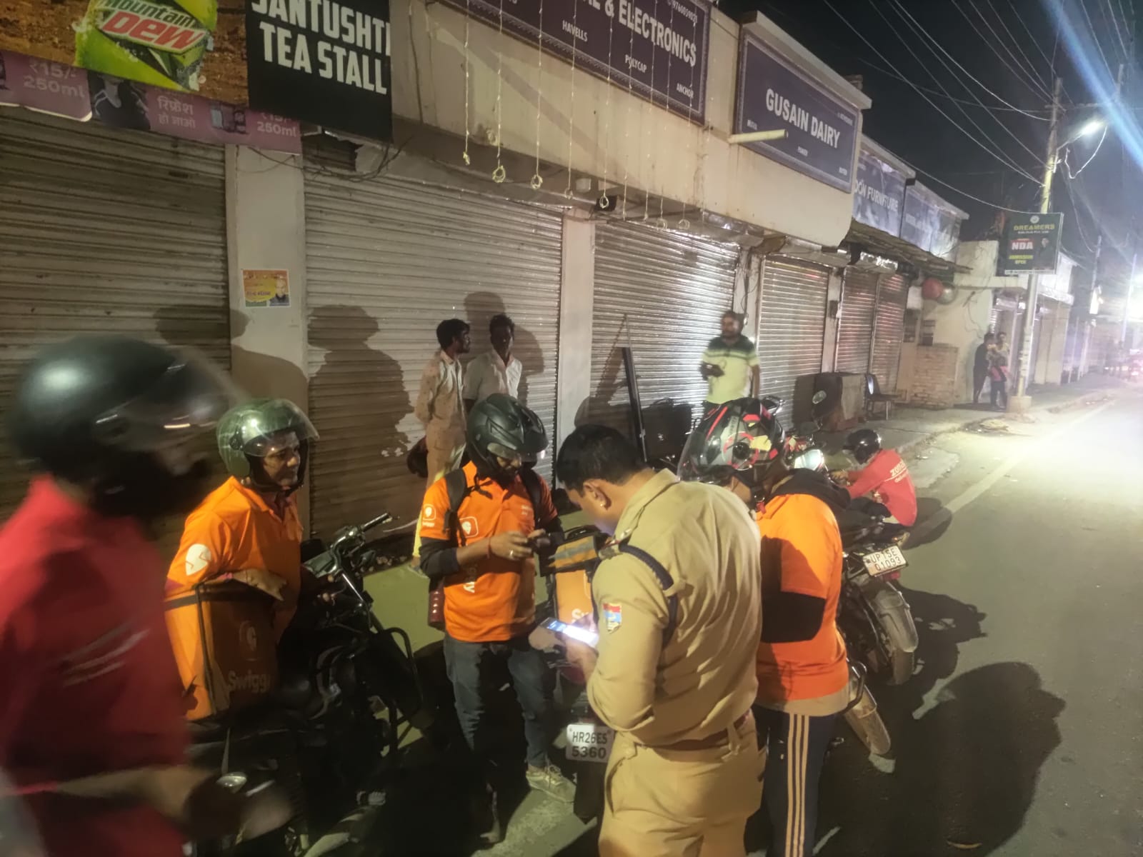 डिलीवरी बॉयज का सत्यापन कर रही दून पुलिस