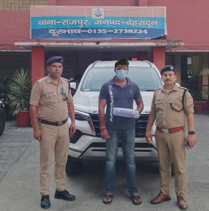 पिस्टल दिखाकर दबंग बनने वाले युवक को पुलिस ने करवाई हवालात की सैर