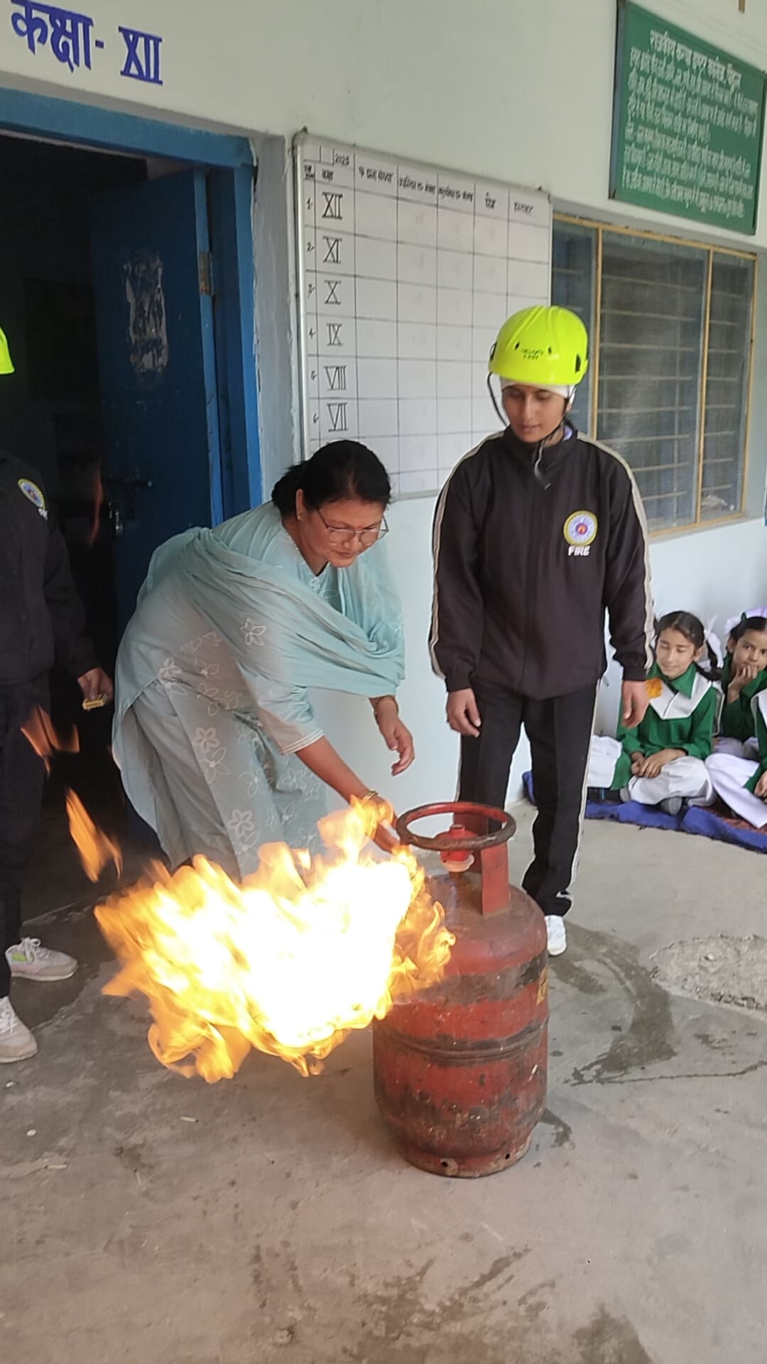 फायर सर्विस पौड़ी ने दिया छात्राओं को अग्नि सुरक्षा प्रशिक्षण