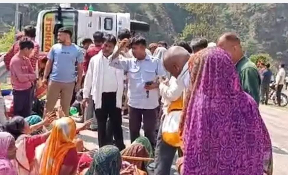उत्तरकाशी में यात्रियों से भरी बस सड़क पर पलटी