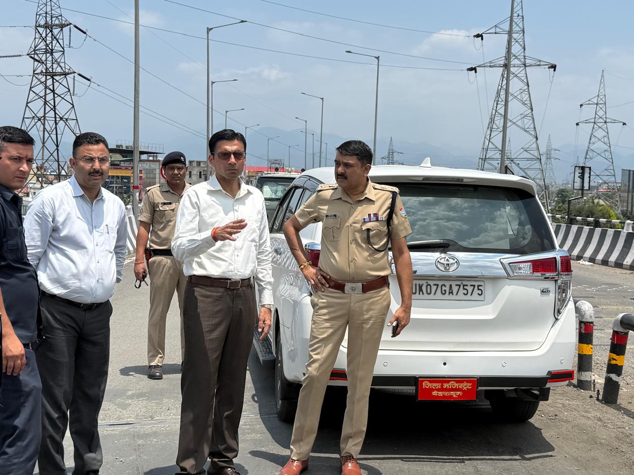 डीएम व कप्तान ने आईएसबीटी फ्लाईओवर पर बनाये डाइवर्ट पॉइंट का किया निरीक्षण,रिफ्लेक्टर, साइन बोर्ड लगाने के दिए निर्देश