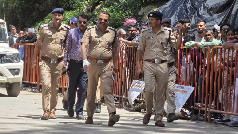 आईजी लॉ एंड आर्डर ने लिया केदारनाथ धाम यात्रा मार्ग की व्यवस्थाओ का जायज़ा, सोनप्रयाग में शटल, वाहन पार्किंग, श्रद्धालु व्यवस्थाओ का किया आंकलन