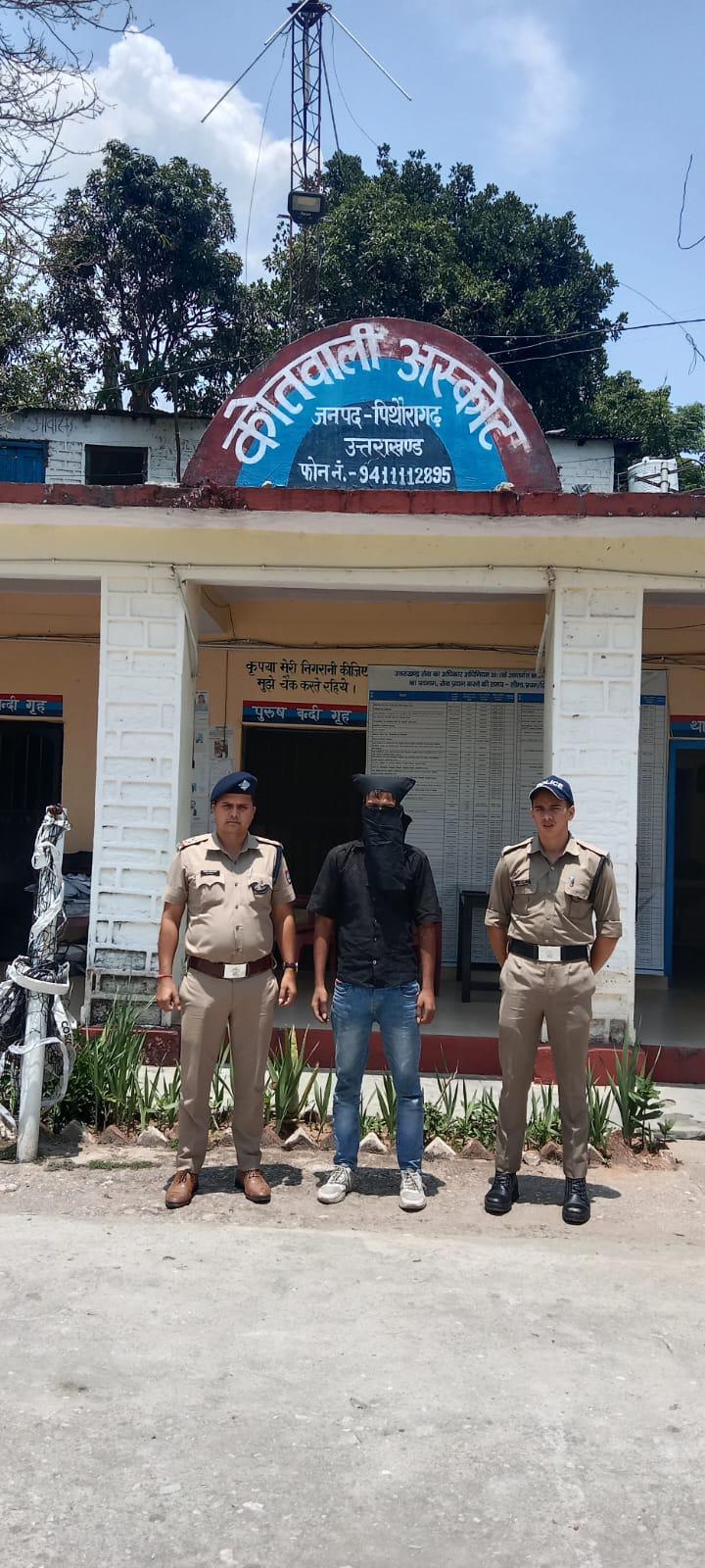 थाना अस्कोट पुलिस द्वारा मोबाइल टावर से 07 बैटरियाँ चोरी करने वाले चोर को किया गिरफ्तार