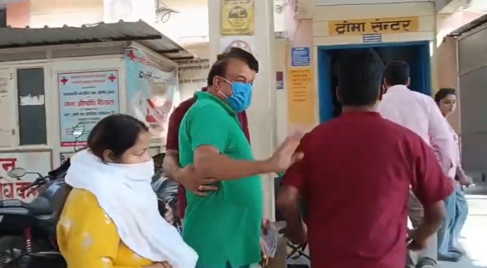 रिश्वत की रकम निगल चुके पटवारी से रकम निकालने में जुटी विजिलेंस व चिकित्सको की टीम