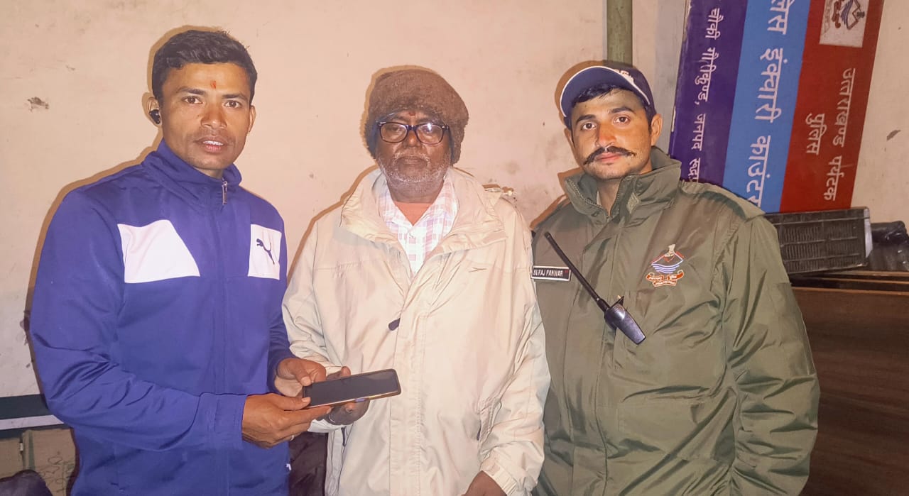 लखनऊ के श्रद्धालु का खोया मोबाइल लौटाया, श्रद्धालु ने जताया आभार