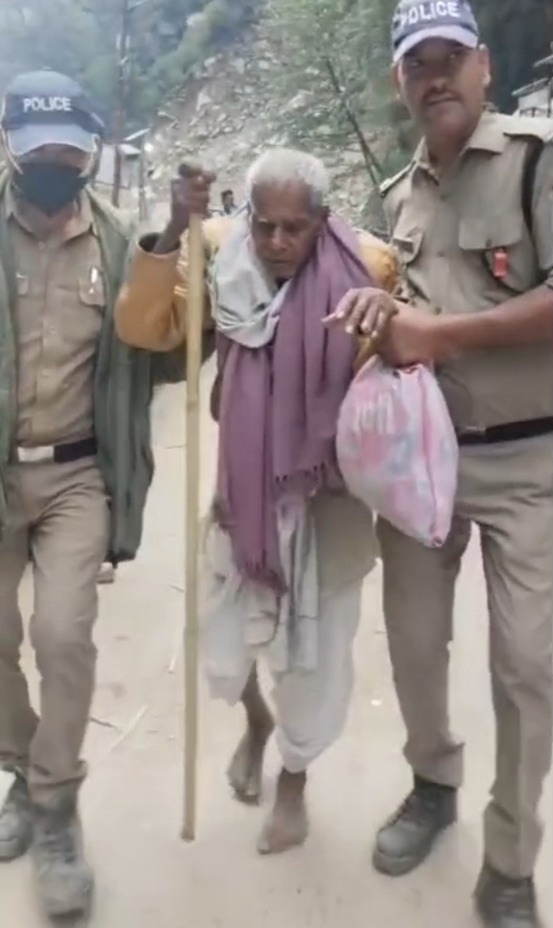 मानवता: बुजुर्ग को अपने कंधे का सहारा देकर बस तक पहुँचाया, घर जाने को दिए पैसे