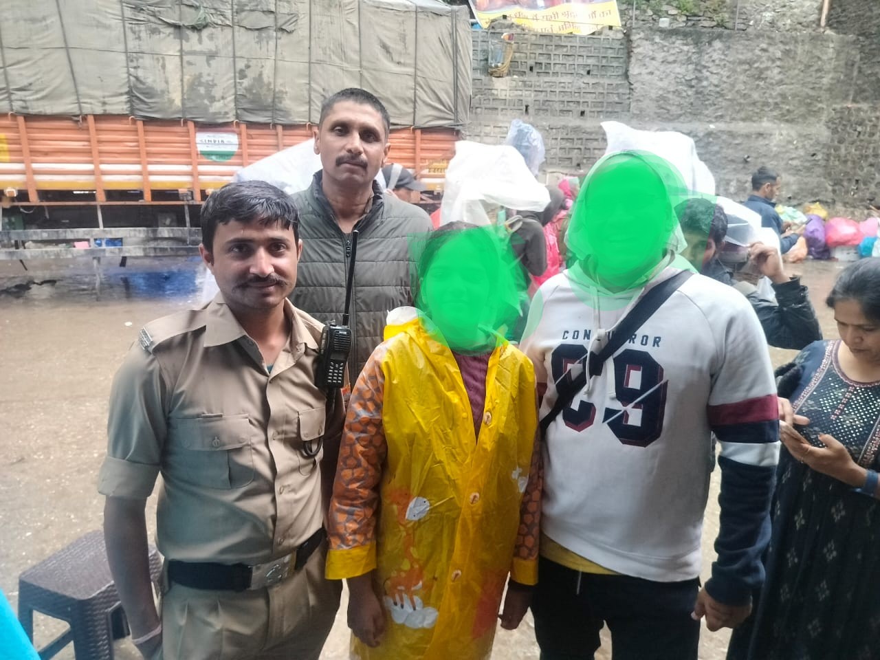 केदारनाथ से दर्शन कर लौटी बच्ची परिजनों से बिछुड़ी, जवानों ने परिजनों से मिलवाया