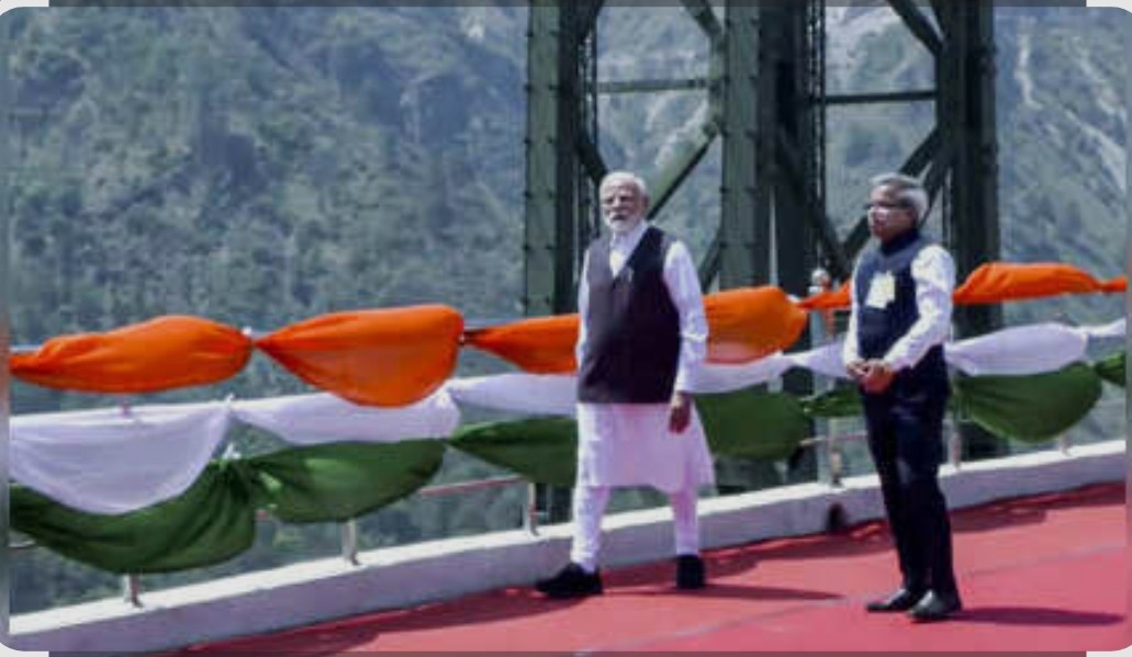 चेनाब आर्च रेल ब्रिज राष्ट्र को समर्पित, प्रधानमंत्री ने वंदे भारत को कटरा से दिखाई हरी झंडी