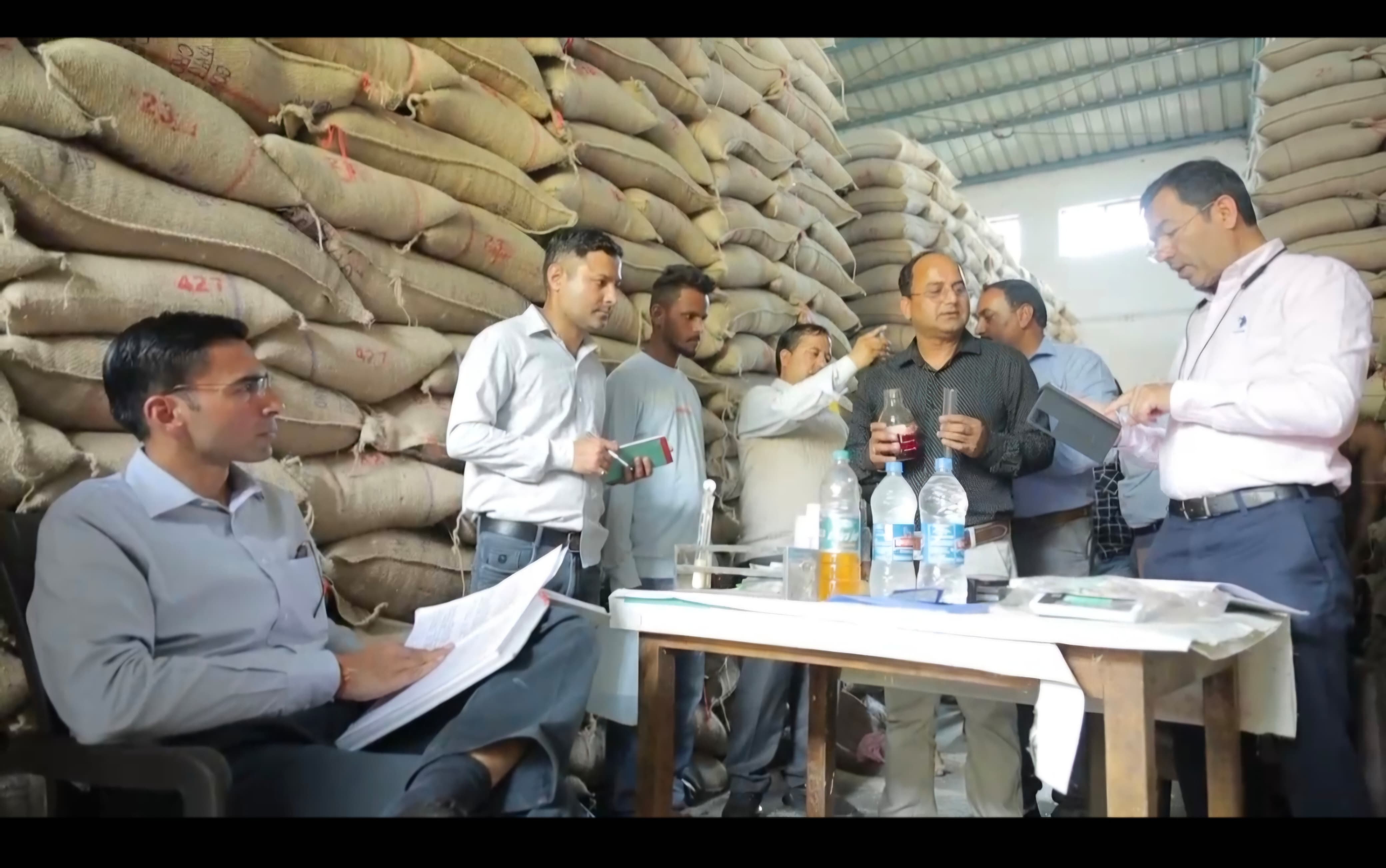 जनसौर बाबर क्षेत्र में सरकारी राशन दुकानों में खाद्यान्न संकट खत्म करने को आज से गोदामो से खाद्यान वितरण व ई-पॉस मशीन का प्रशिक्षण